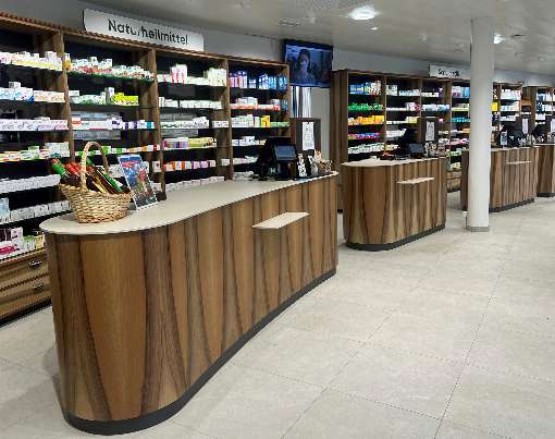 Bild: Individuell, nachhaltig und attraktiv: Die furnierten Oberflächen im Verkaufsraum der Murifeld-Apotheke in Bern beeindrucken den Betrachter. Fotos: